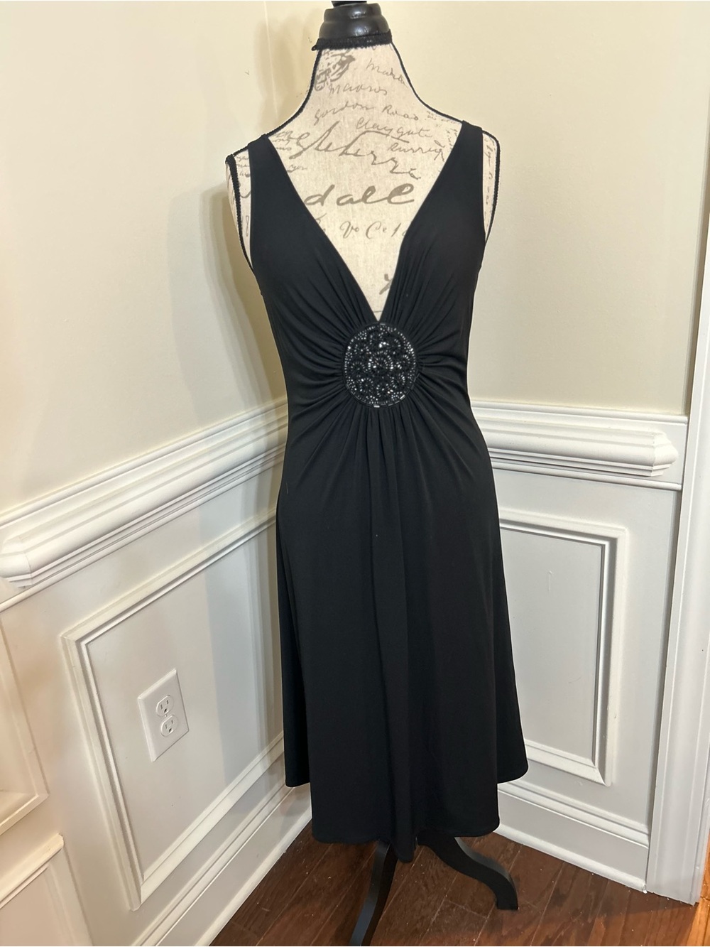 Maggy London Black V-Neck Midi Dress with‎ Beaded Waist Medallion